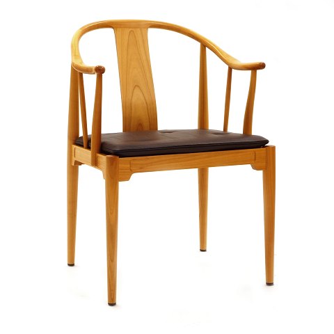 Hans Wegner, Chinastuhl aus hellem Kirschholz. 
Hergestellt von Fritz Hansen 2005. Guter Zustand