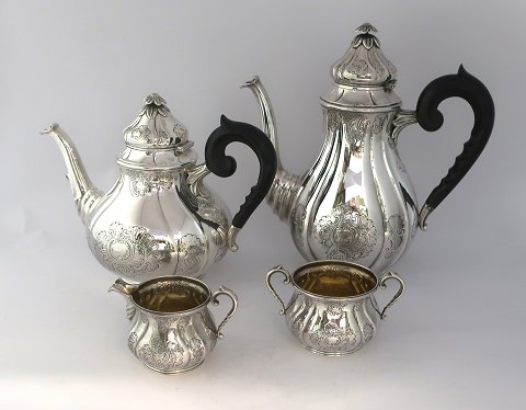 Svend Toxvärd. Silbernes Tee- und Kaffeeservice (830). Bestehend aus Teekanne,  
Kaffeekanne, Zuckerdose und Milchkännchen. Höhe der Kaffeekanne 24,5 cm.