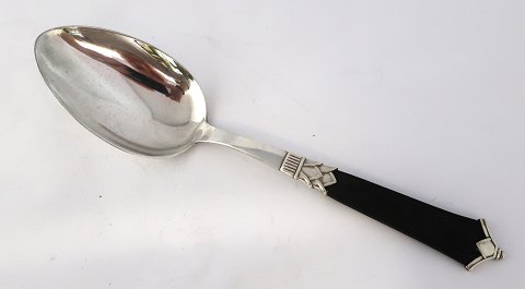 Cohr. Sølvbestik (830). Serveringsske med træ. Længde 26,5 cm. Produceret 1928.