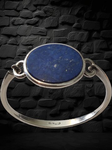 N.E. From armring med lapis lazuli sten.