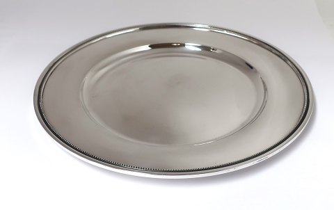 Kaj Erhard Thygesen, Copenhagen. (E.T.J). Silver cover plate with pearl edge 
(830). Diameter 28 cm
