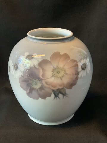 Royal Copenhagen Blomster vase 2658/35A
Højde. 21 cm.