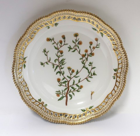 Royal Copenhagen. Flora Danica. Rundt serveringsfad
med gennembrudt kant. Model # 3526. Diameter 27 cm. (1 sortering).