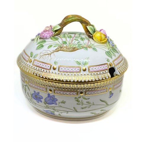 Royal Copenhagen, Flora Danica; Lidded bowl #3582