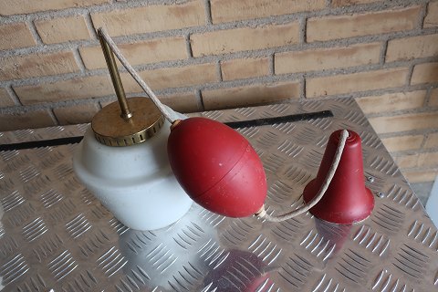 Retro loftslampe, rød, messing og hvid glasskærm 
H: ca. 28cm