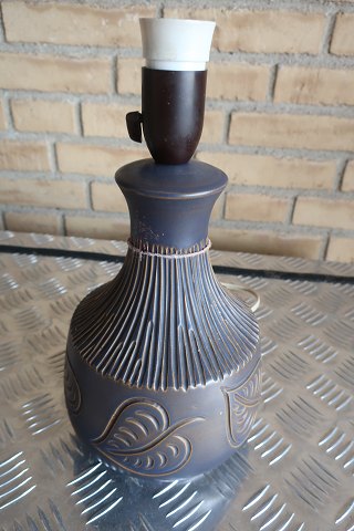 Retro bordlampe fra Bromølle, Keramik
Smukt og enkelt dekoreret
Sjælden keramiklampe
H: 29,5cm
Stempel: Bromølle - Denmark