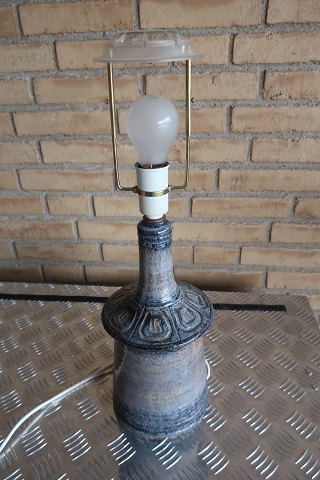 Retro lampe fra Axella, Model nr. 642
Bordlampe af keramik
Jette Hellerøe
H: 31cm ekskl. fatning
Stempel: Axella - Jette Hellerøe
Prisen er inklusive skærmholderen