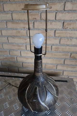 Retro bordlampe, signeret "Bjørn", som gennem tiden har lavet flere spændende 
lamper
Smuk og kreativ bordlampe af keramik
H: 31cm ekskl. fatning
Prisen er inkl. holder til lampeskærm
God stand