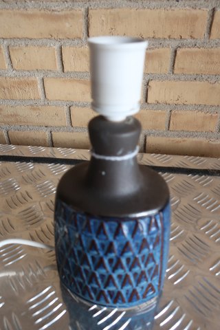 Lampe fra Søholm, Modelnr 1036, Blå Keramik
H: 24 cm inkl. fatning
Design: Einer Johansen 
Stempel: 1036 - Søholm - Denmark