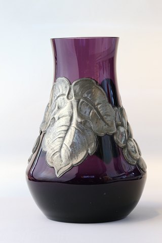 Aubergine farvet vase med tin-indfatning
Højde 13,5 cm