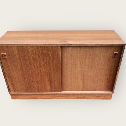 Teak sideboard / Cabinet with loose plinth.
DKK 875