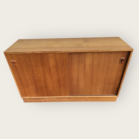 Teak sideboard / cabinet with loose plinth.
DKK 875