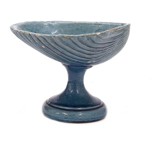 Shell shaped stoneware tazza. Skotterup, Denmark, 
circa 1880. H: 13cm