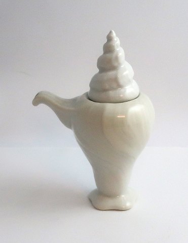 Royal Copenhagen. White Conch. design; Arje Griegst. Creamer. Height 14.5 cm. 
Model 395. Slight color difference on the lid. (1 quality).