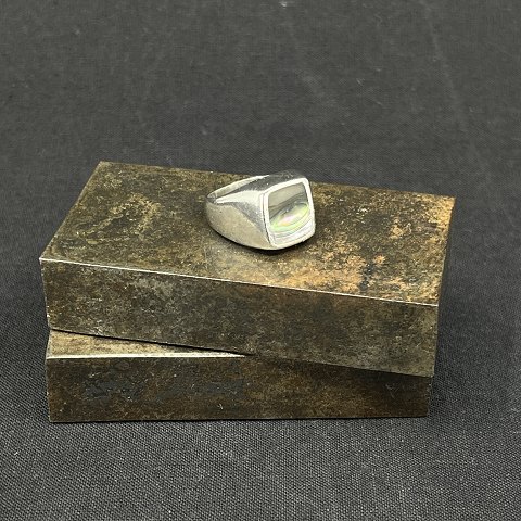 Moderne ring i sølv med abelone