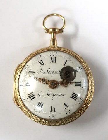 Larpent & Jürgensen (1773-1814). Guld herrelommeur 18K (to farvet). Diameter 42 
mm. Urværk virker. Der er reparation ved optrækket i urskiven. (se foto)