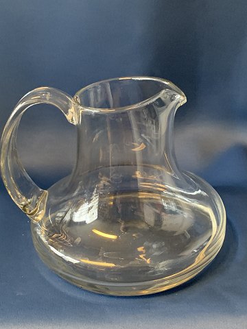 Glas vand kande
Højde 12 cm ca
Pæn  og velholdt stand