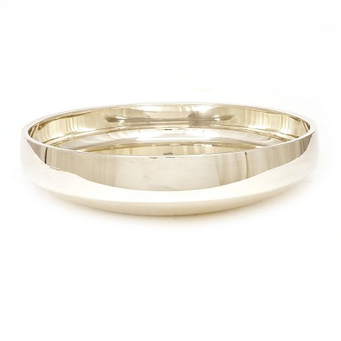 Large sterlingsilver bowl 1131A by Henning Koppel 
for Georg Jensen. H: 7cm. D: 28,3cm. W: 1.090gr