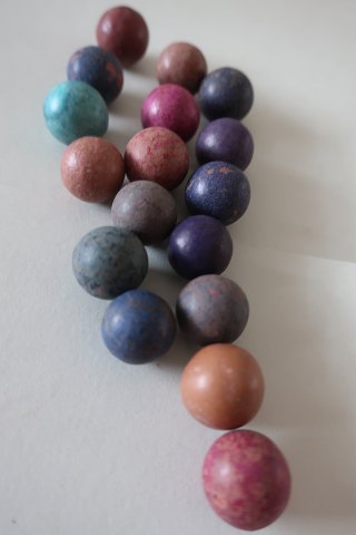Antique ballsThese antikke balls are made of clay and painted with coloured glazeIn the old days it was normal to play with these ballsIn a good condition