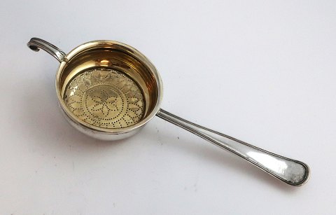 Dobbeltriflet. Silber Teesieb (830). Innen vergoldet. Länge 16 cm.