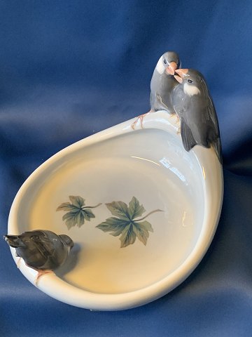 Royal Danish 373 Kgl. finches on bowl Th. Madsen 1902 15 x 20 x 18 cm