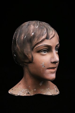 Dekorativt , gammelt mannequin hoved af kvinde fra 30érne i bemalet gips og 
papmache...