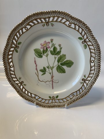 Royal Copenhagen Flora Danica, Lunch plate with pierced edge
Dec. number 20/3554
Diameter 22.5 cm.