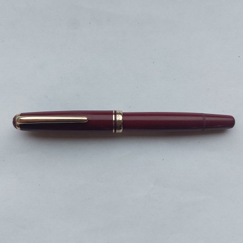 Burgundy Montblanc 252 fountain pen