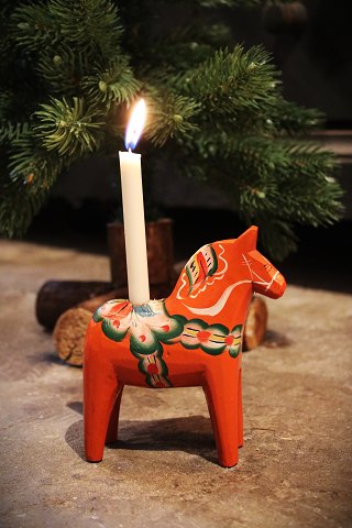 Dekorativ , gammel svensk Dalarhest julestage med plads til et lille 
julestearinlys på ryggen. H: 13cm...
