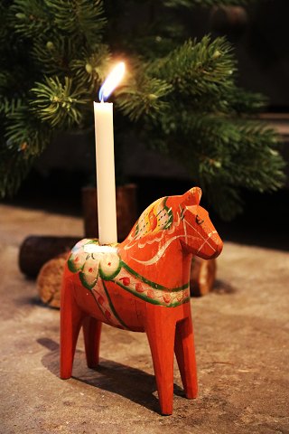 Dekorativ , gammel svensk Dalarhest julestage med plads til et lille 
julestearinlys på ryggen. H: 13,5cm.