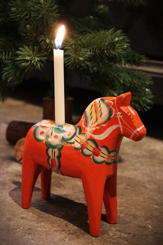 Dekorativ , gammel svensk Dalarhest julestage med plads til et lille 
julestearinlys på ryggen. H: 17cm...