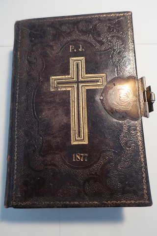 Evangelisk-christelig Psalmebog - til brug ved Kirke og Huus Andagt
Udgivet af Det Kgl. Vajsenhus Forlag 
Fra 1856
Skind med sølvlukke - smukt dekoreret med rosen motiv
U/stempel
Sideantal: 217
Indlagt firkløver og glansbillede