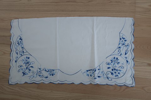 Parade piece
A beautiful old piece with handmade blue embroidery
The parade piece was in the good old days fx used to hang above the chest of 
drawers, but is now a days often used as curtain
89cm x 47cm