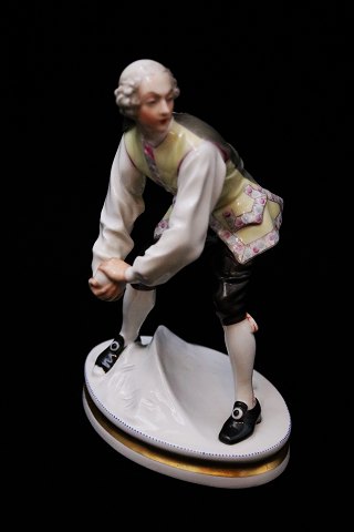 Bing & Grøndahl porcelæns figur af Jens Jacob Bregnø & Hans Tegner.  
"Lakaj uden frakke kaster snebold"...