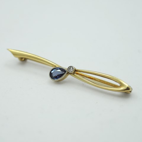 A. Dragsted; broche af 14 kt. guld med diamant og safir