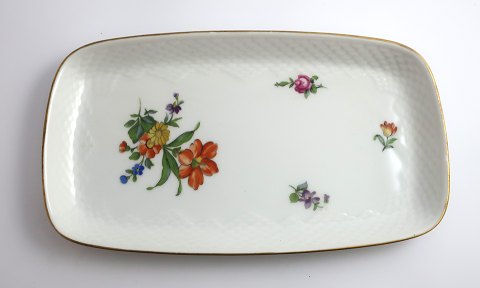 Bing & Grøndahl. Saksisk blomst. Firkantet fad. Model  96. Længde 27,5 cm. 
Bredde 16 cm. (1 sortering)