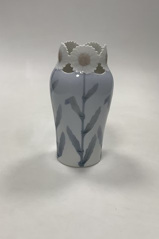 Royal Copenhagen Art Nouveau Kamilleblomst Vase med gennembrudt top No 297/177