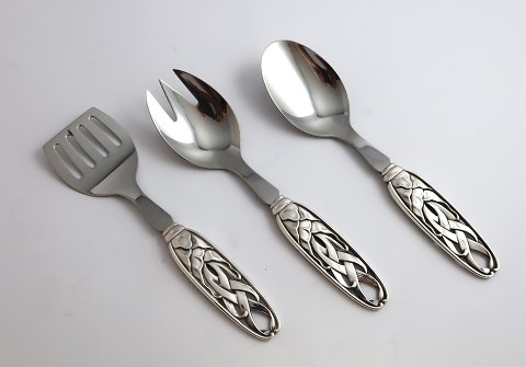 Silverware (830). Cucumber set and sardine fork with silver handle. Length 16.6 
cm. Produced 1940
