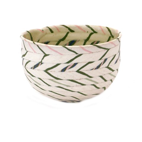 Hans Munck Andersen rund keramikskål i hvid, grøn 
og lyserød porcelænsmasse. Signeret. Unik. H: 
7,5cm. D: 11cm