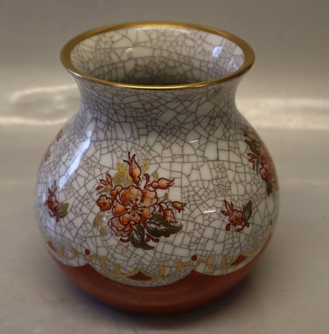 097-349 DJ Vase  Rød med blomst på grå og med guld kant  14 x 14 cm  Dahl Jensen 
Craquelé, (Crackelure) 
