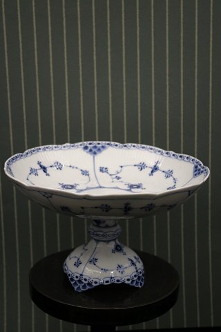 Royal Copenhagen Blue Fluted half lace bowl on foot. (salad plate on foot)
RC#1/710. 1.sort. 1898-1923...