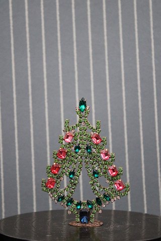 Dekorativt , gammelt juletræ i metal pyntet med rhinsten og krystaller i glas 
fra Böhmen...