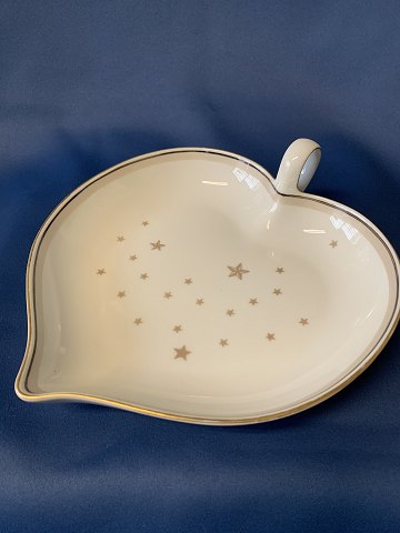 Leaf-shaped Dish #Mælkevej
Bing and Grondahl
Deck no. 199
Measures 20.5 cm in