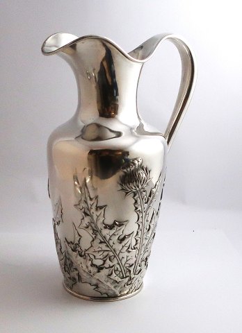 A.F.R. Silber (830). Wasserkrug mit Blumenmotiv. Höhe 26 cm. Hergestellt 1904.