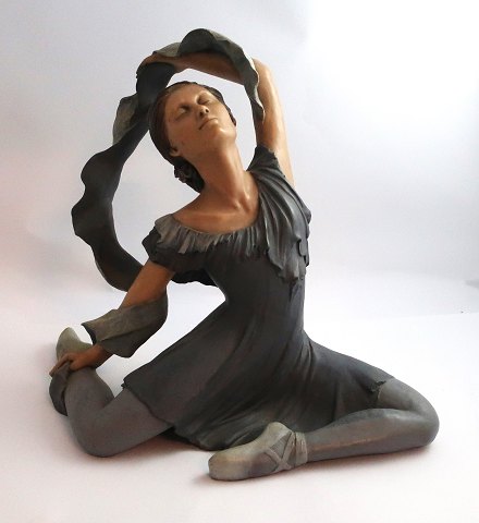 Elisa. Spanish figure. Ballet girl. Height 27 cm. Number 1554 of 5000.