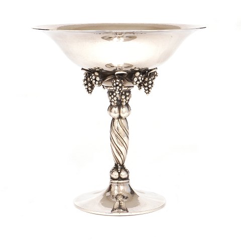 Georg Jensen Traubenaufsatz in Sterlingsilber 263 
aus der Periode nach 1945. H: 18,8cm. G: 626gr