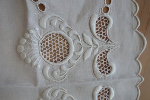 Gammel dug
Håndbroderet med hvidt broderi
Ca. 55cm x 55cm