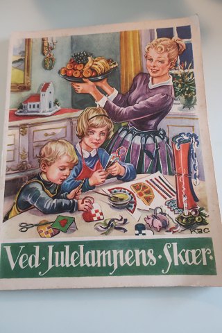 Ved Julelampens skær
Julehæfte for hjemmet
Fortællinger af forskellige forfattere
Illustreret af danske kunstnere
Redigeret og udvalgt af Grønvald-Fynbo
1956
Mange skønne og stemningsfyldte eventyr
Sideantal: 111
In a good condition