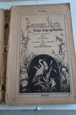 Børnenes MusikSange, Lege og DanseFra en børnekreds samlede af en moderSangtekster mellem noderneMange gode gamle sangeFlere meget smukke illustrationerForlag: Wilhelm Hansen MusikforlagWell used