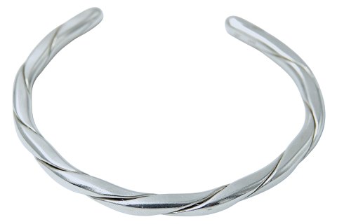 Sterling silver
Bangle